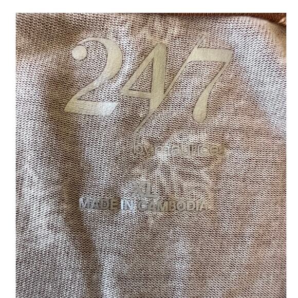 Solitere chambray blue embroidered V-neck button down top, women's size M - Picture 9 of 9